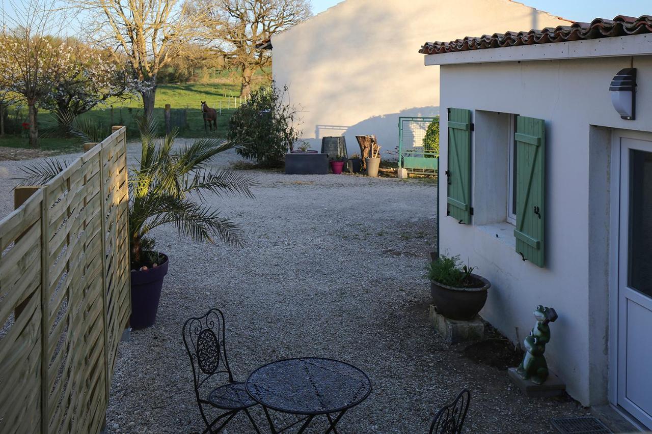 Le Gite Vert Saint-Germain-de-Lusignan ภายนอก รูปภาพ